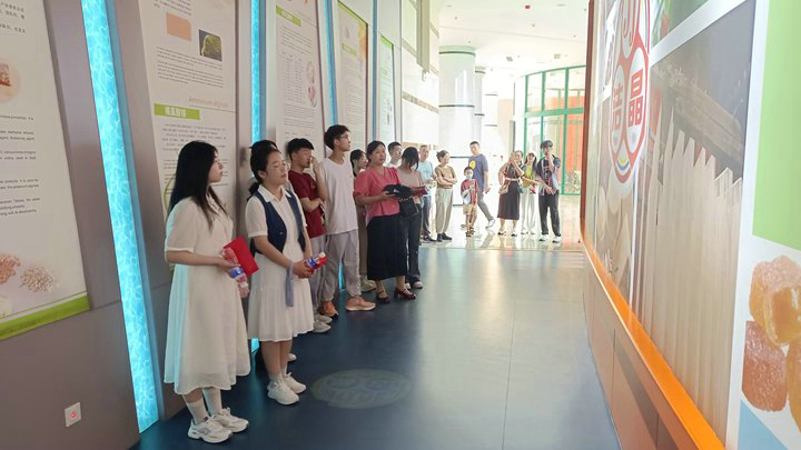 20240817古天乐太阳集团城举行2024年职工子女高考奖学金发放仪式5